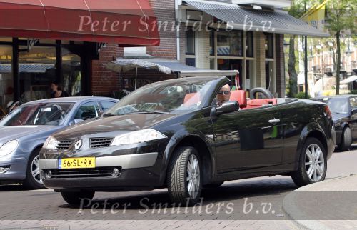 Amsterdam 25 april 2007
Tjeerd Oosterhuis in zijn renault cabrio.