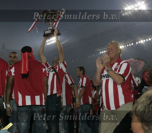 Eindhoven, 2 Mei 2007 Twee dagen na het onverwachte landskampioenschap van PSV Seizoen 2006/2007 was er een huldiging voor de PSV Selektie.
Op de foto assistent-trainer Tonny Bruins Slot