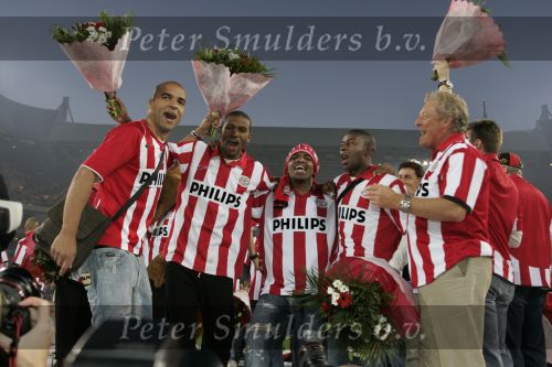 Eindhoven, 2 Mei 2007 Twee dagen na het onverwachte landskampioenschap van PSV Seizoen 2006/2007 was er een huldiging voor de PSV Selektie.
Op de foto assistent-trainer Tonny Bruins Slot met ALEX PSV , Edison Mendez, Jefferson Farfan en Eduardo Alcides