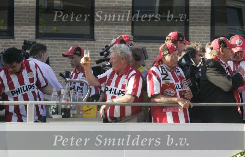 Eindhoven, 2 Mei 2007 Twee dagen na het onverwachte landskampioenschap van PSV Seizoen 2006/2007 was er een huldiging voor de PSV Selektie.
Op de foto assistent-trainer Tonny Bruins Slot op de kar met rechts van Cees Rein v d Hoogenband en Harry v d Kemenade