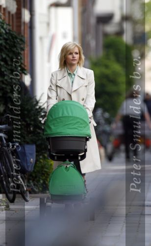 Amstedam 10 april 2007
Tooske Ragas achetr kinderwagen,