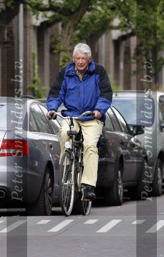 Amsterdam 17 april 2007
Wim Kok op de fiets met zijn aktetas achterop