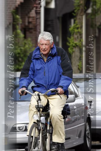 Amsterdam 17 april 2007
Wim Kok op de fiets met zijn aktetas achterop