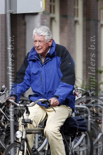 Amsterdam 17 april 2007
Wim Kok op de fiets met zijn aktetas achterop
