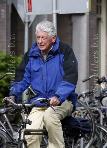 Amsterdam 17 april 2007
Wim Kok op de fiets met zijn aktetas achterop