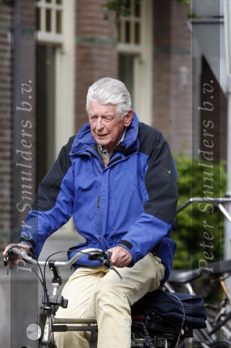 Amsterdam 17 april 2007
Wim Kok op de fiets met zijn aktetas achterop