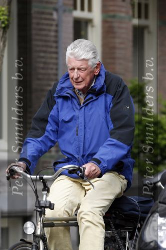 Amsterdam 17 april 2007
Wim Kok op de fiets met zijn aktetas achterop