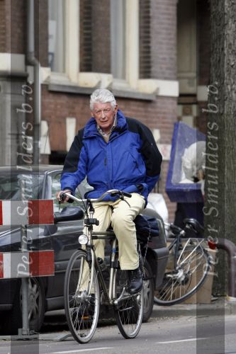 Amsterdam 17 april 2007
Wim Kok op de fiets met zijn aktetas achterop