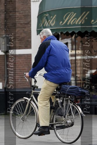 Amsterdam 17 april 2007
Wim Kok op de fiets met zijn aktetas achterop