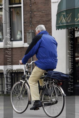 Amsterdam 17 april 2007
Wim Kok op de fiets met zijn aktetas achterop