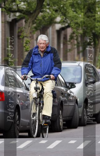 Amsterdam 17 april 2007
Wim Kok op de fiets met zijn aktetas achterop