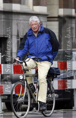 Amsterdam 17 april 2007
Wim Kok op de fiets met zijn aktetas achterop
