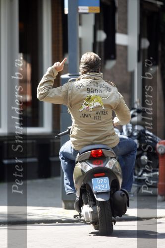 Amsterdam 5 mei 2007
Winston Gerschtanowitz met scooter op de cornelis schuytstraat. middel vinger
