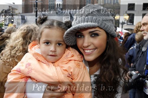 Amersfoort 29 mei 2007
Tros zomerfeest op plein in Amersfoort. Yolanthe Cabau v Kasbergen met een klein meisje
Peter Smulders bv