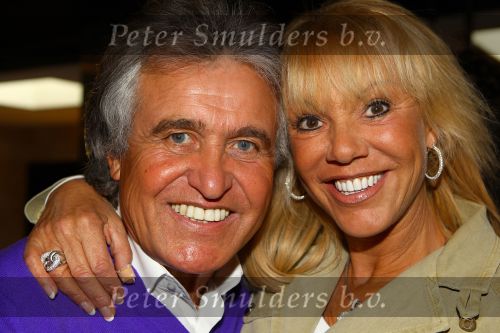 Weert, 19 April 2010
Johnny Hoes 93 jaar Feest bij Golden Tulip Hotel
Met veel bekende Nederlandstalige artiesten
Adrian Hoes met zijn vrouw
Foto Peter Smulders