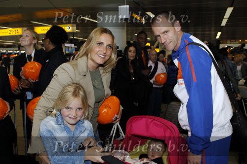 Noordwijk en Schiphol 19 mei 2010
Vertrek Nederlands elftal met vrouwen en kinderen naar Oostenrijk voor trainingskamp ivm WK voetbal. Andre Ooijer met zijn vrouw Joyce en kinderen Danique  en Demi
Peter Smulders bv