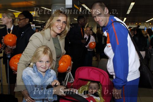 Noordwijk en Schiphol 19 mei 2010
Vertrek Nederlands elftal met vrouwen en kinderen naar Oostenrijk voor trainingskamp ivm WK voetbal. Andre Ooijer met zijn vrouw Joyce en kinderen Danique  en Demi
Peter Smulders bv