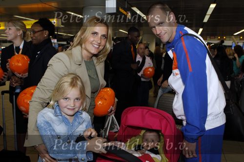 Noordwijk en Schiphol 19 mei 2010
Vertrek Nederlands elftal met vrouwen en kinderen naar Oostenrijk voor trainingskamp ivm WK voetbal. Andre Ooijer met zijn vrouw Joyce en kinderen Danique  en Demi
Peter Smulders bv
