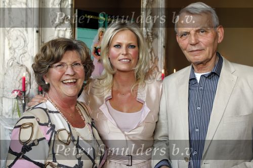 Amsterdam 20 april 2010
Presentatie boek Antoinnette Scheulderman. Antoinette met haar ouders
Peter Smulders bv
