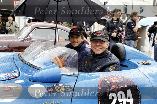 Brescia 6 mei 2010
Mille Miglia in brescia.Arie Luyendijk en Gijs v Lennep rijden in porsche spyder van State of art.
Peter Smulders bv