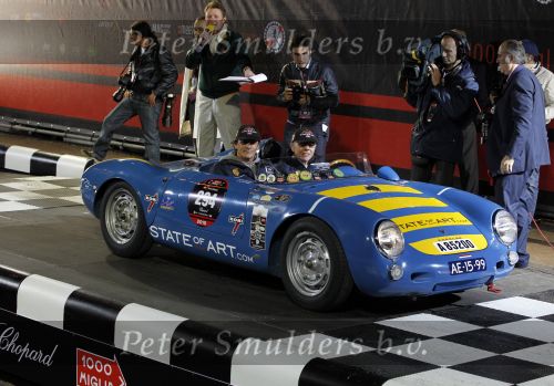 Brescia 6 mei 2010
Mille Miglia in brescia.Arie Luyendijk en Gijs v Lennep rijden in porsche spyder van State of art.
Peter Smulders bv