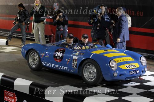 Brescia 6 mei 2010
Mille Miglia in brescia.Arie Luyendijk en Gijs v Lennep rijden in porsche spyder van State of art.
Peter Smulders bv