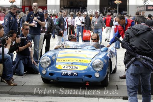 Brescia 6 mei 2010
Mille Miglia in brescia. Arie Luyendijk met speciale Indy 500 ring rijden in porsche spyder van State of art.
Peter Smulders bv