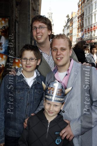 Amsterdam 18 april 2010
Premiere Wickie de Viking in Tuschinski. Adje Arijan v Bavel met vriend en neefjes
Peter Smulders bv