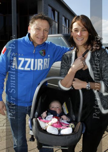 Abcoude 22 april 2010
Opening nieuwe pand Marco Borsato in Abcoude. Armando Borsato met Vanessa en dochtertje
Peter Smulders bv