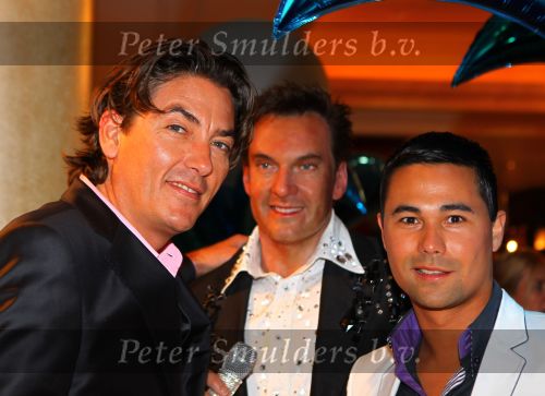 Noordwijk, 2 Mei 2010 Hotel van Oranje, Feest Gerard Joling t.g.v.
het 25 jaar artiesten jubileum
Bart Ettekoven met partner bij het beeld van Gerard Joling
Foto Peter Smulders BV