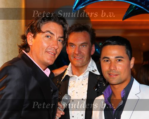 Noordwijk, 2 Mei 2010 Hotel van Oranje, Feest Gerard Joling t.g.v.
het 25 jaar artiesten jubileum
Bart Ettekoven met partner bij het beeld van Gerard Joling
Foto Peter Smulders BV
