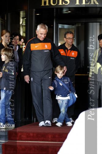 Noordwijk en Schiphol 19 mei 2010
Vertrek Nederlands elftal met vrouwen en kinderen naar Oostenrijk voor trainingskamp ivm WK voetbal. Bert v Marwijk met vrouw en dochter Andra en kleinkinderen
Peter Smulders bv
