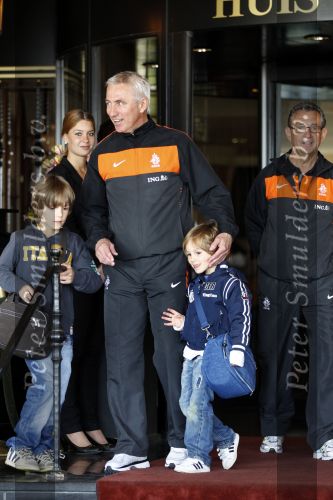 Noordwijk en Schiphol 19 mei 2010
Vertrek Nederlands elftal met vrouwen en kinderen naar Oostenrijk voor trainingskamp ivm WK voetbal. Bert v Marwijk met vrouw en dochter Andra en kleinkinderen
Peter Smulders bv