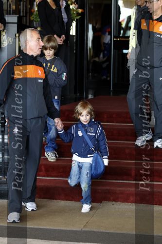 Noordwijk en Schiphol 19 mei 2010
Vertrek Nederlands elftal met vrouwen en kinderen naar Oostenrijk voor trainingskamp ivm WK voetbal. Bert v Marwijk met vrouw en dochter Andra en kleinkinderen
Peter Smulders bv