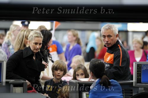 Noordwijk en Schiphol 19 mei 2010
Vertrek Nederlands elftal met vrouwen en kinderen naar Oostenrijk voor trainingskamp ivm WK voetbal. Bert v Marwijk met vrouw en dochter Andra en kleinkinderen
Peter Smulders bv