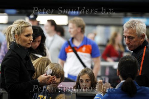 Noordwijk en Schiphol 19 mei 2010
Vertrek Nederlands elftal met vrouwen en kinderen naar Oostenrijk voor trainingskamp ivm WK voetbal. Bert v Marwijk met vrouw en dochter Andra en kleinkinderen
Peter Smulders bv