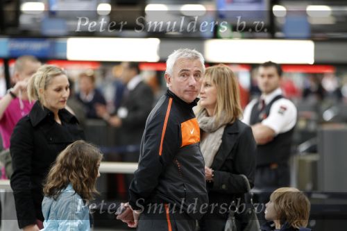 Noordwijk en Schiphol 19 mei 2010
Vertrek Nederlands elftal met vrouwen en kinderen naar Oostenrijk voor trainingskamp ivm WK voetbal. Bert v Marwijk met vrouw en dochter Andra en kleinkinderen
Peter Smulders bv