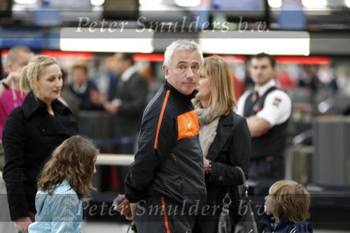 Noordwijk en Schiphol 19 mei 2010
Vertrek Nederlands elftal met vrouwen en kinderen naar Oostenrijk voor trainingskamp ivm WK voetbal. Bert v Marwijk met vrouw en dochter Andra en kleinkinderen
Peter Smulders bv