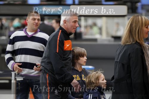 Noordwijk en Schiphol 19 mei 2010
Vertrek Nederlands elftal met vrouwen en kinderen naar Oostenrijk voor trainingskamp ivm WK voetbal. Bert v Marwijk met vrouw en dochter Andra en kleinkinderen
Peter Smulders bv