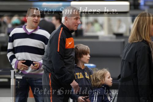 Noordwijk en Schiphol 19 mei 2010
Vertrek Nederlands elftal met vrouwen en kinderen naar Oostenrijk voor trainingskamp ivm WK voetbal. Bert v Marwijk met vrouw en dochter Andra en kleinkinderen
Peter Smulders bv