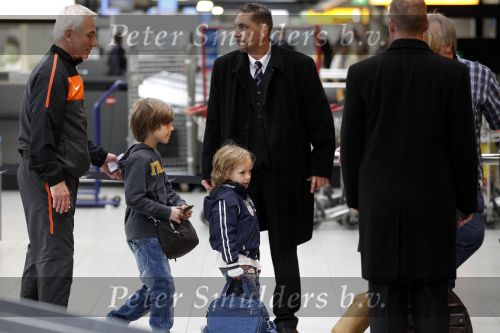 Noordwijk en Schiphol 19 mei 2010
Vertrek Nederlands elftal met vrouwen en kinderen naar Oostenrijk voor trainingskamp ivm WK voetbal. Bert v Marwijk met vrouw en dochter Andra en kleinkinderen
Peter Smulders bv