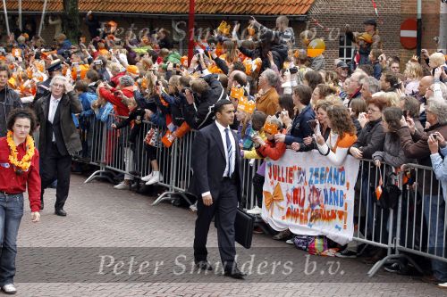 Wemeldinge/Middelburg  30 april 2010
Koningin Beatrix Prins Willem Alexander Prinses Maxima Prins Friso Prinses mabel Wisse Smit Prins Constantijn Prinses laurentien Pieter v Vollenhoven Prinses Margriet Prins Bernhard jr en Prinses Annette Prins Pieter Christiaan Prinses Anita Prins Floris en Prinses Aimee vieren koninginnedag. Beveiliging met speciaal schild
Peter Smulders bv