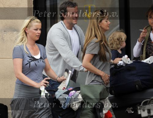 Ibiza 1 mei 2010
Bridget Maaland en haar zoontje Mees arriveren op vliegveld Ibiza samen met Moon Verkaart en haar vriend.
Peter Smulders bv