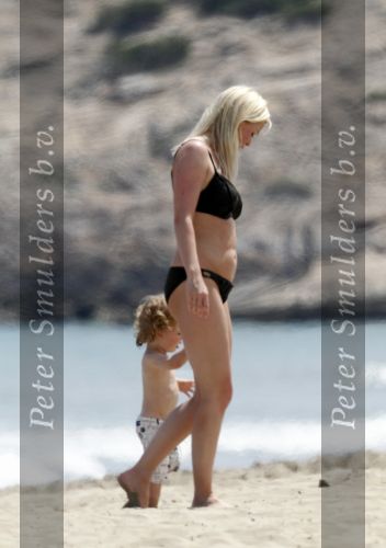 Ibiza 2 mei 2010
Bridget Maasland met zoontje Mees op het strand.
Peter Smulders bv