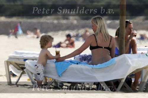 Ibiza 2 mei 2010
Bridget Maasland met zoontje Mees op het strand.
Peter Smulders bv