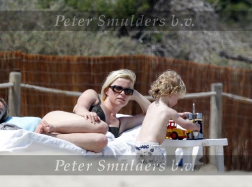 Ibiza 2 mei 2010
Bridget Maasland met zoontje Mees op het strand.
Peter Smulders bv