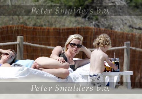 Ibiza 2 mei 2010
Bridget Maasland met zoontje Mees op het strand.
Peter Smulders bv