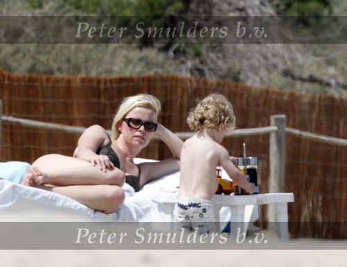 Ibiza 2 mei 2010
Bridget Maasland met zoontje Mees op het strand.
Peter Smulders bv