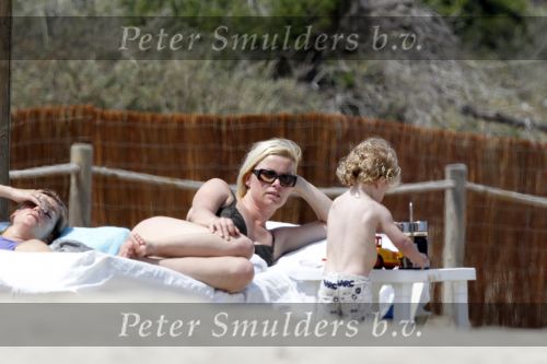 Ibiza 2 mei 2010
Bridget Maasland met zoontje Mees op het strand.
Peter Smulders bv