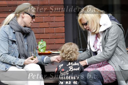 Amsterdam 22 april 2010
Bridget Maasland met zoontje Mees en ouders ( vader en moeder) op terras.
Peter Smulders bv